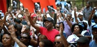Em Washington e Chicago, milhares de pessoas marcham para protestar contra o veredito que absolveu o vigia George Zimmerman do assassinato do adolescente negro Trayvon Martin, que estava desarmado(foto: Scott Olson/Getty Images/AFP)