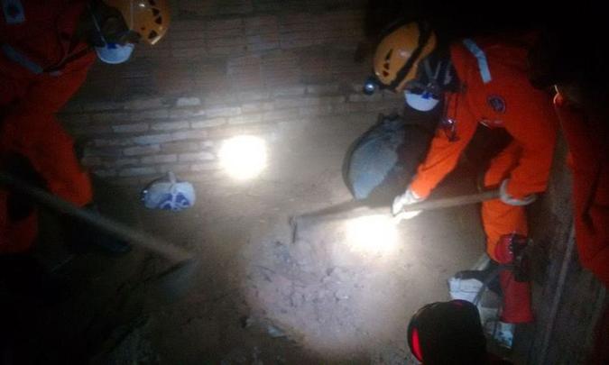 Corpo foi encontrado no quintal da casa e militares do Corpo de Bombeiros foram acionados para desenterrar o cadáver (foto: Corpo de Bombeiros/ Divulgação ) Corpo foi encontrado no quintal da casa e militares do Corpo de Bombeiros foram acionados para desenterrar o cadáver (foto: Corpo de Bombeiros/ Divulgação )