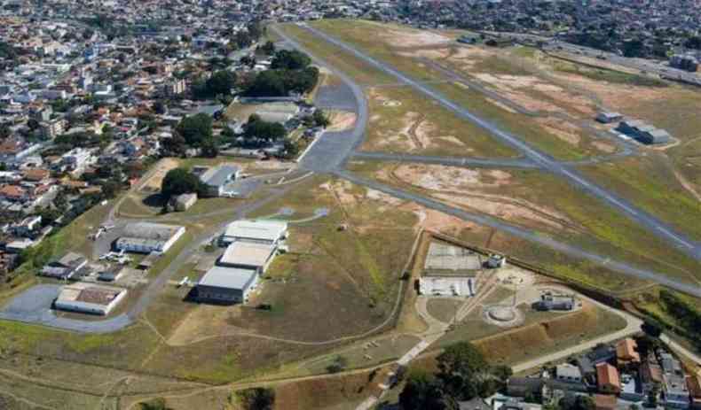 Vista area do aeroporto Carlos Prates, sob promessa de fechamento at dezembro de 2021 