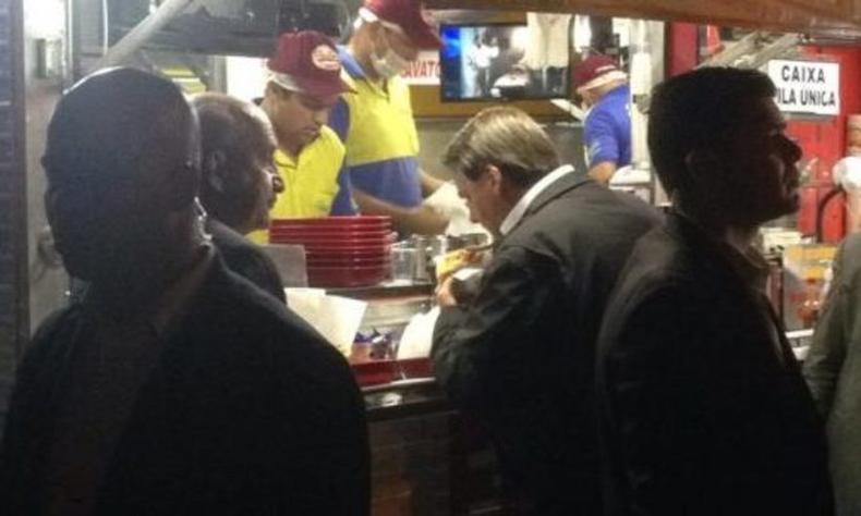 Bolsonaro voltou a lanchonete que costumava frequentar quando era deputado(foto: Reprodução/Redes Sociais) Bolsonaro voltou a lanchonete que costumava frequentar quando era deputado(foto: Reprodução/Redes Sociais)
