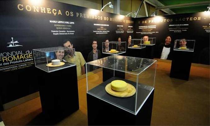 Em vitrines especiais, o visitante poderá encontrar as iguarias premiadas em concursos no exterior, como o Salão Mundial do Queijo, na França(foto: Gladyston Rodrigues/EM/D.A Press) Em vitrines especiais, o visitante poderá encontrar as iguarias premiadas em concursos no exterior, como o Salão Mundial do Queijo, na França(foto: Gladyston Rodrigues/EM/D.A Press)