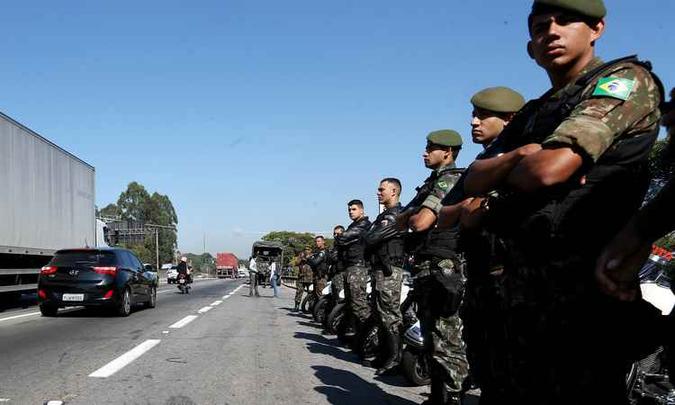 Homens do Exército e da Força Aérea estiveram na Rodovia Régis Bittencourt, em Embu das Artes, para escoltar caminhoneiros que queriam encerrar o bloqueio na estrada (foto: Helvio Romero/Estadão Conteúdo) Homens do Exército e da Força Aérea estiveram na Rodovia Régis Bittencourt, em Embu das Artes, para escoltar caminhoneiros que queriam encerrar o bloqueio na estrada (foto: Helvio Romero/Estadão Conteúdo)