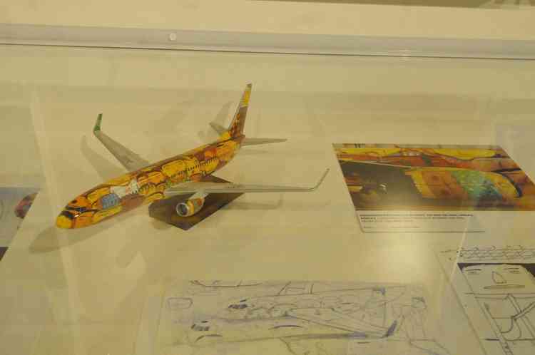 Mini rplica de um avio com desenhos de personagens amarelos 