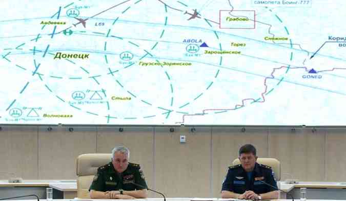 Militares russos mostram trajeto do voo MH17 sobre espao areo ucraniano(foto: DMITRY SEREBRYAKOV / AFP)