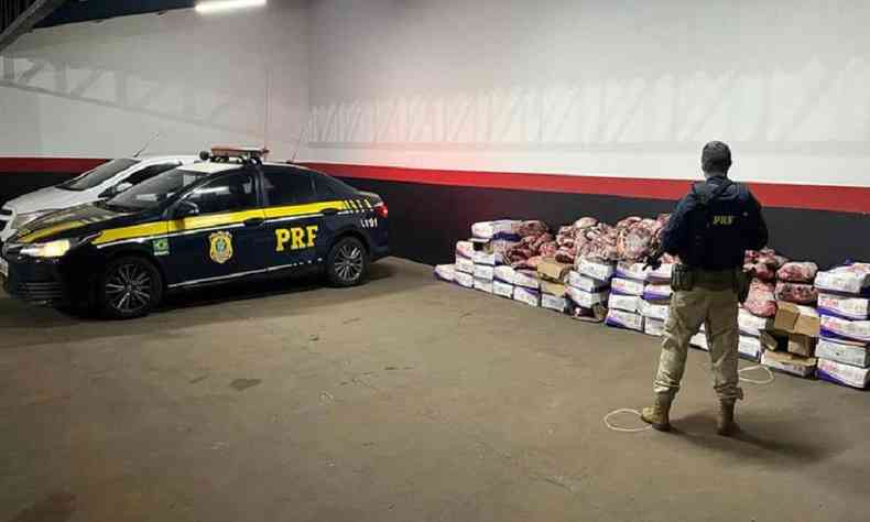 Polcia Rodoviria Federal apresenta parte da carga roubada que foi recuperada
