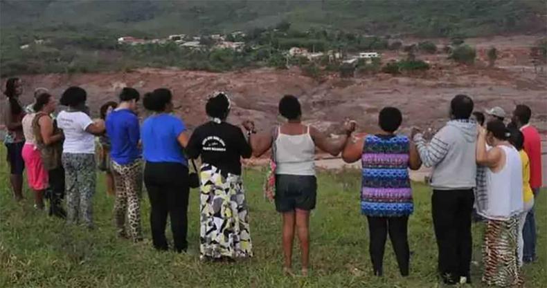 Atingidos rezam e oram por justila em Bento Rodrigues lama de rejeitos que desceu do rompimento da Barragem do Fundo em Mariana 