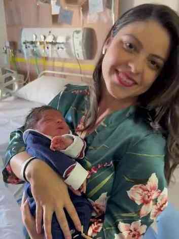 Cssia Cristina Costa e seu beb Vincius no colo