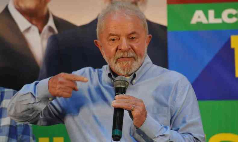 Lula de camisa social azul com o microfone na mo