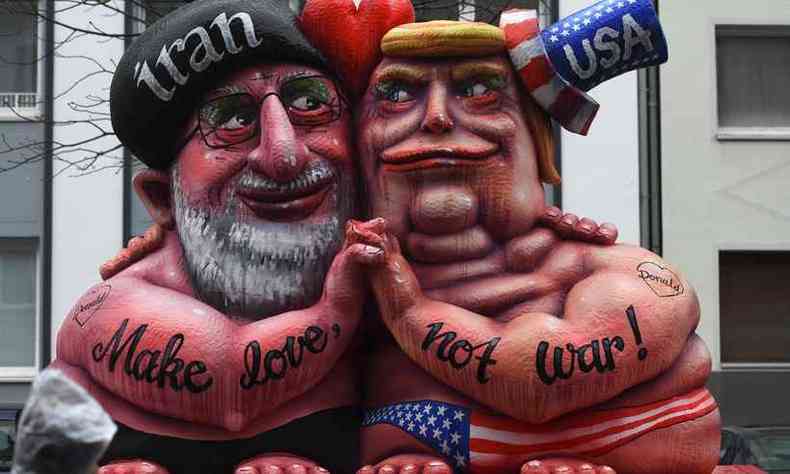 Alegoria exibe Donald Trump com o lder do Ir com o slogan: faa amor, no guerra(foto: INA FASSBENDER /AFP)