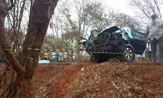 Depois de deslizar na pista, a caminhonete bateu em uma árvore, na rodovia LMG 654, no Norte do estado(foto: Corpo de Bombeiros/Divulgação)