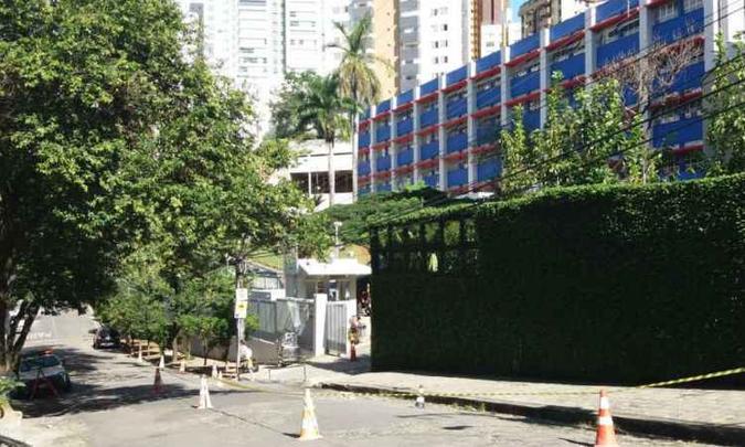Muro está localizado ao lado de um colégio(foto: Defesa Civil de Belo Horizonte / Divulgação ) Muro está localizado ao lado de um colégio(foto: Defesa Civil de Belo Horizonte / Divulgação )