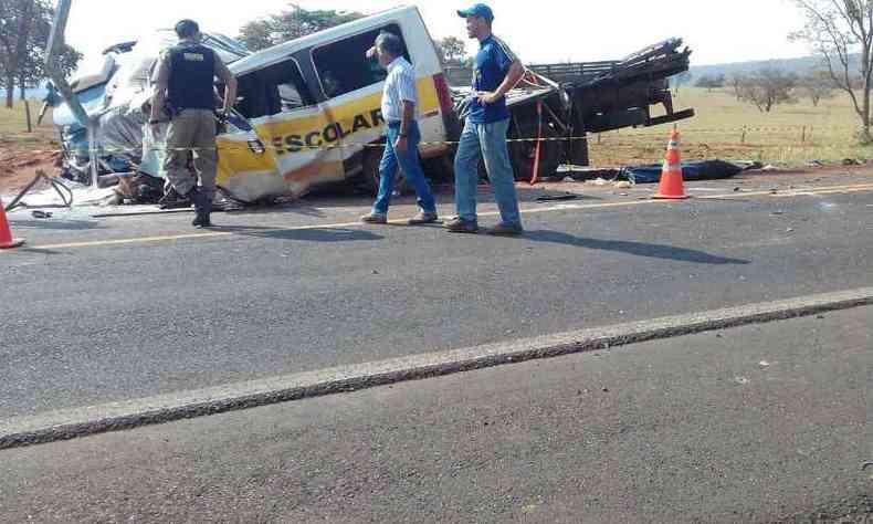 O motorista da van e dois estudantes morreram no acidente(foto: Polcia Militar (PM) / Divulgao)