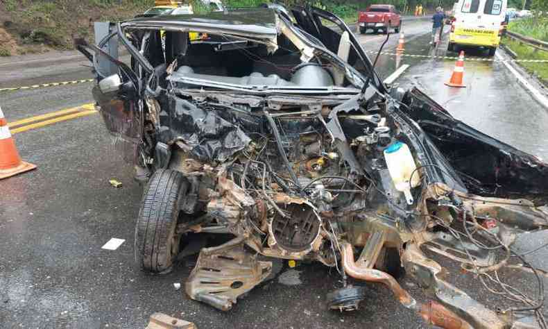 Carro ficou com a frente totalmente destruda aps a batida(foto: Polcia Rodoviria Federal (PRF) / Divulgao)