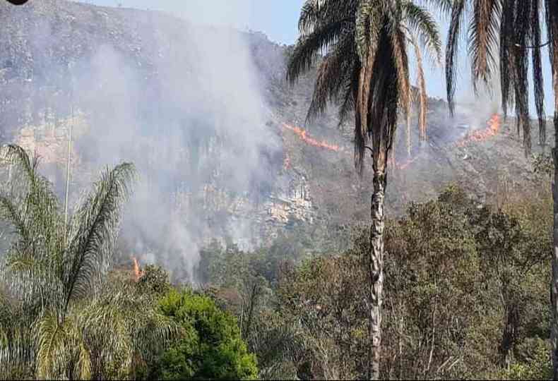 Morro da Pedreira em chamas (foto: Facebook/Divulgação )