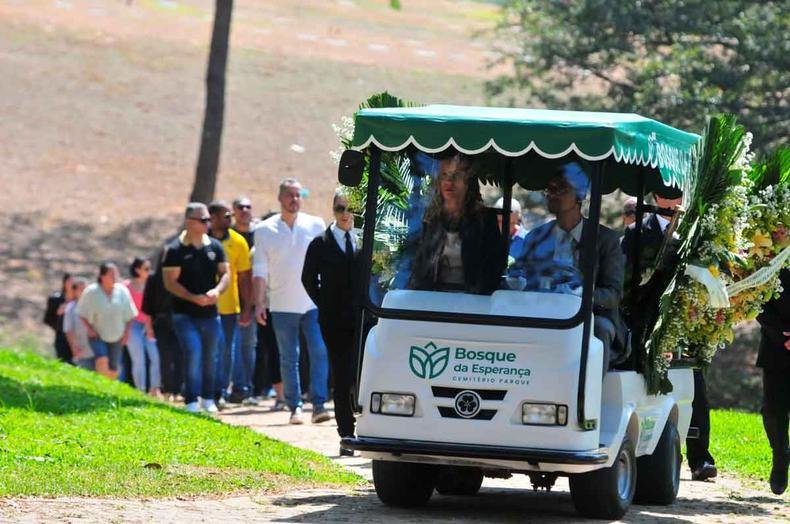 A despedida da ex-central da Seleção Brasileira de vôlei reuniu cerca de 100 pessoas(foto: Leandro Couri/EM/D.A Press) Sepultamento da ex-jogadora Walewska