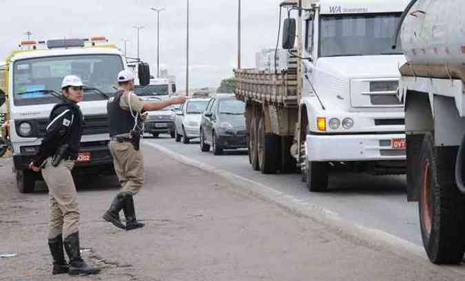 Policiais abordando motoristas na altura do km 14, no Anel Rodovirio(foto: Paulo Filgueiras/EM DA Press)