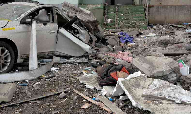 Ataques com msseis destruram aeroporto no centro do pas e mataram civis em Mariupol 