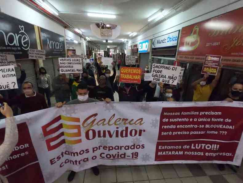 Lojistas da Galeria do Ouvidor se manifestaram, pedindo a reabertura do comrcio local(foto: Edsio Ferreira/EM/D.A Press)