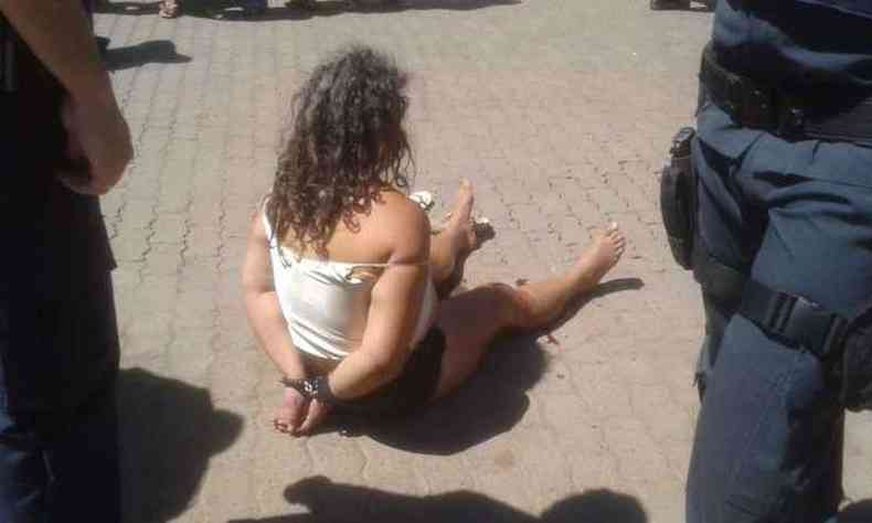 Mulher foi atingida na perna direita e levada ao Hospital de Base sob escolta (foto: Reproduo/WhatsApp)