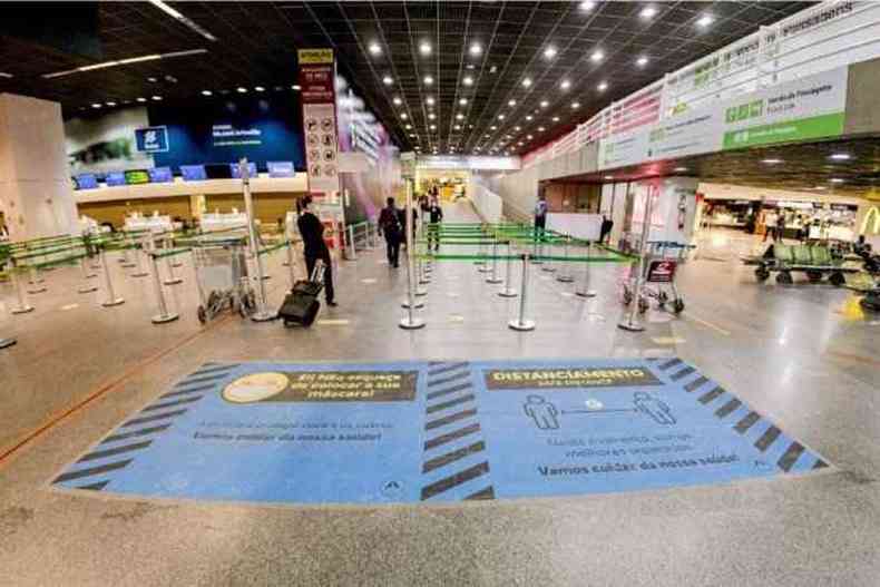 Para passar pelos aeroportos internacionais do pais, viajante ter que apresentar resultado negativo de teste para COVID-19(foto: Inframerica/Divulgao)