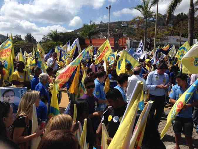Dezenas de miltantes do PSDB participaram de caminhada com Aécio Neves na Avenida Bandeirantes, Região Centro-Sul da capital(foto: Jair Amaral/EM/D.A Press)