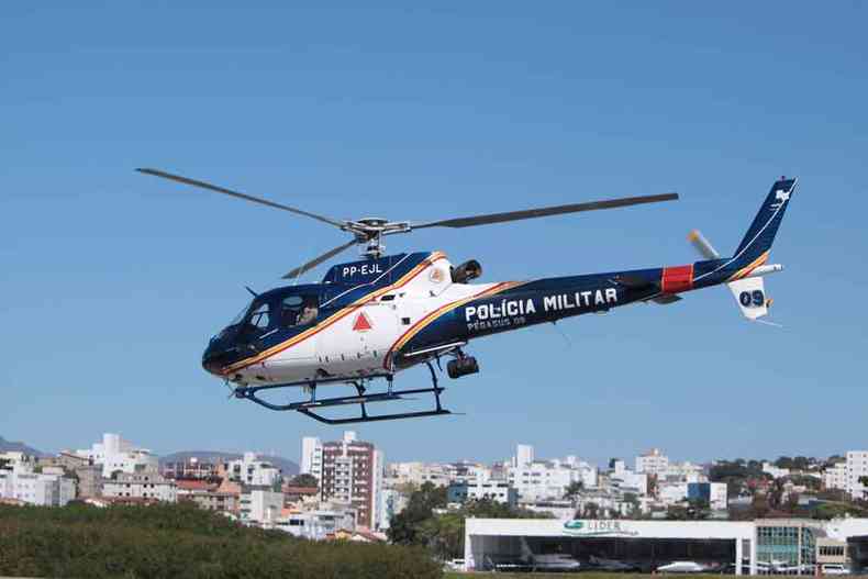 Helicptero deixa o hangar do Comave para interceptao de suspeitos na rodovia MG-10. Dois minutos de voo e misso cumprida(foto: EDSIO FERREIRA/EM/D.A.PRESS)