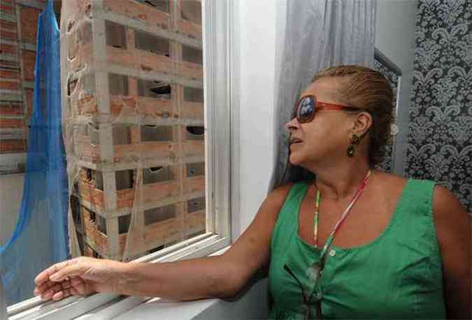 Professora Rita Rangel reclama do barulho das obras ao lado que chega a 87 decibis dentro de casa (foto: Beto Novaes/EM/D.A Press. )