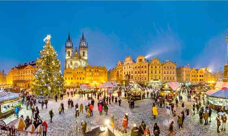 Mercadinho na Praa da Cidade Velha, em Praga oferece muitas opes de presentes e comidas tpicas natalinas(foto: czech tourism/Divulgao)