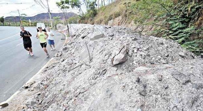 No Bairro Belvedere, que tem um dos metros quadrados mais caros da capital, pontos de deposição clandestina expulsam pedestres para o asfalto. Sem combate, algumas pilhas começam também a receber lixo(foto: Leandro Couri/EM/D.A Press) No Bairro Belvedere, que tem um dos metros quadrados mais caros da capital, pontos de deposição clandestina expulsam pedestres para o asfalto. Sem combate, algumas pilhas começam também a receber lixo(foto: Leandro Couri/EM/D.A Press)
