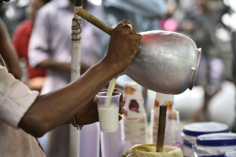 O gelo  usado pelos vendedores de lassi tambm