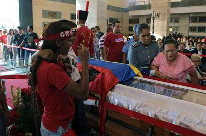 Mesmo aps mais de uma semana de velrio, venezuelanos continuam enfrentando filas para ver o corpo de Chvez(foto: AFP PHOTO / PRESIDENCIA )