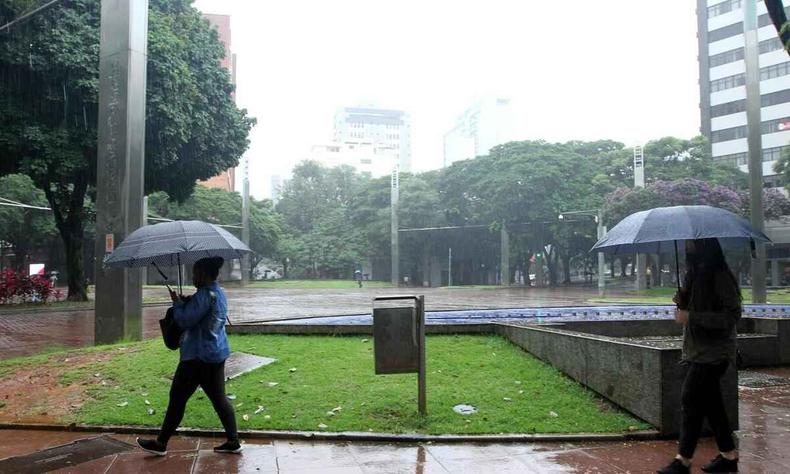 Pessoas se protegendo da chuva em Belo Horizonte