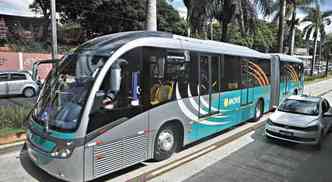 No primeiro dia de testes na Avenida Antnio Carlos, o BRT teve que dividir a pista com outros carros(foto: Leandro Couri/EM/D.A Press)