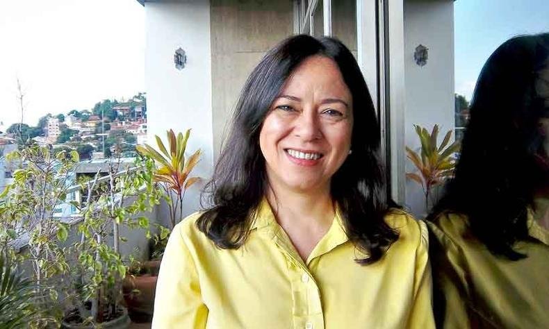 Maria Esther Maciel autografa livro na Quixote, na Savassi (foto: Ricardo Maciel dos Anjos/divulgação) Maria Esther Maciel autografa livro na Quixote, na Savassi (foto: Ricardo Maciel dos Anjos/divulgação)