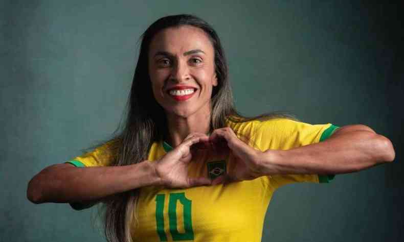 Jogadora Marta, com a camisa da seleo brasileira, fazendo gesto de corao com as mos