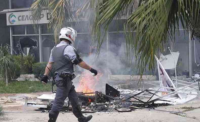 Manifestantes queimaram depsito com documentos da Ceagesp em protesto contra tarifa do estacionamento