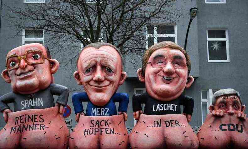 Carro alegrico critica representes polticos do partido da Unio Democrtica Crist (CDR) da Alemanha com a corrida de sacos (foto: INA FASSBENDER /AFP)