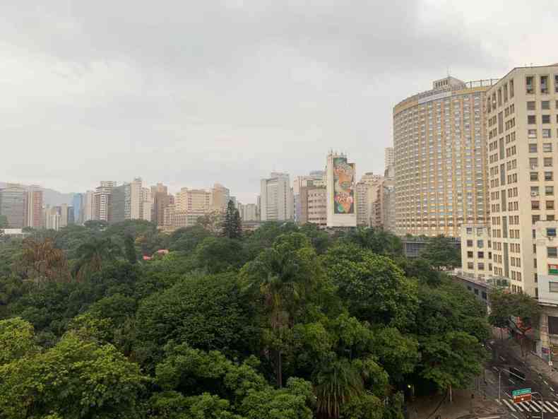 Dia amanheceu nublado em Belo Horizonte nesta tera(foto: Fred Bottrel/EM/D.A Press)