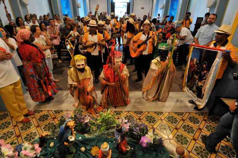Comemorao antecipada do Dia de Reis, celebrado dia 6, reuniu grupos em cortejos por vrios pontos da cidade da regio metropolitana(foto: Marcos Vieira/Em/D.A Press)