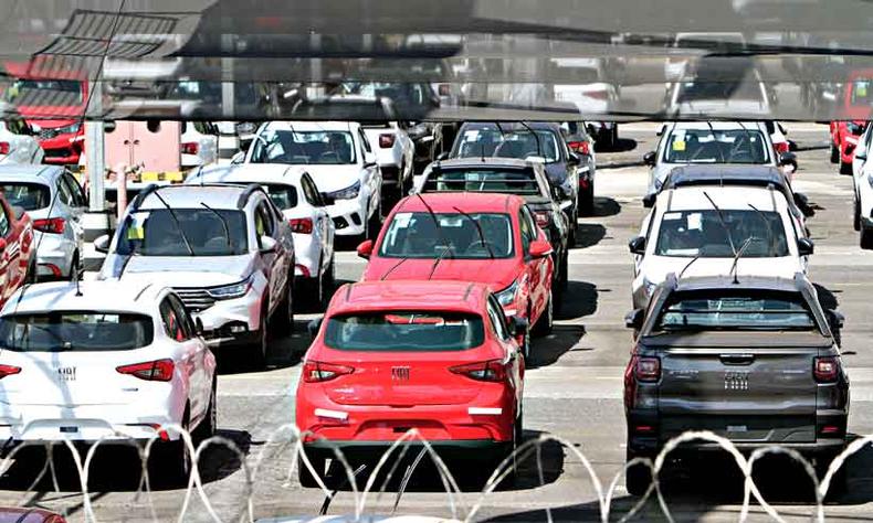 Pátio da montadora, em Betim: 1,9 mil trabalhadores entram em férias na segunda-feira (foto: Edésio Ferreira/EM/D.A Press ) Pátio da montadora, em Betim: 1,9 mil trabalhadores entram em férias na segunda-feira (foto: Edésio Ferreira/EM/D.A Press )