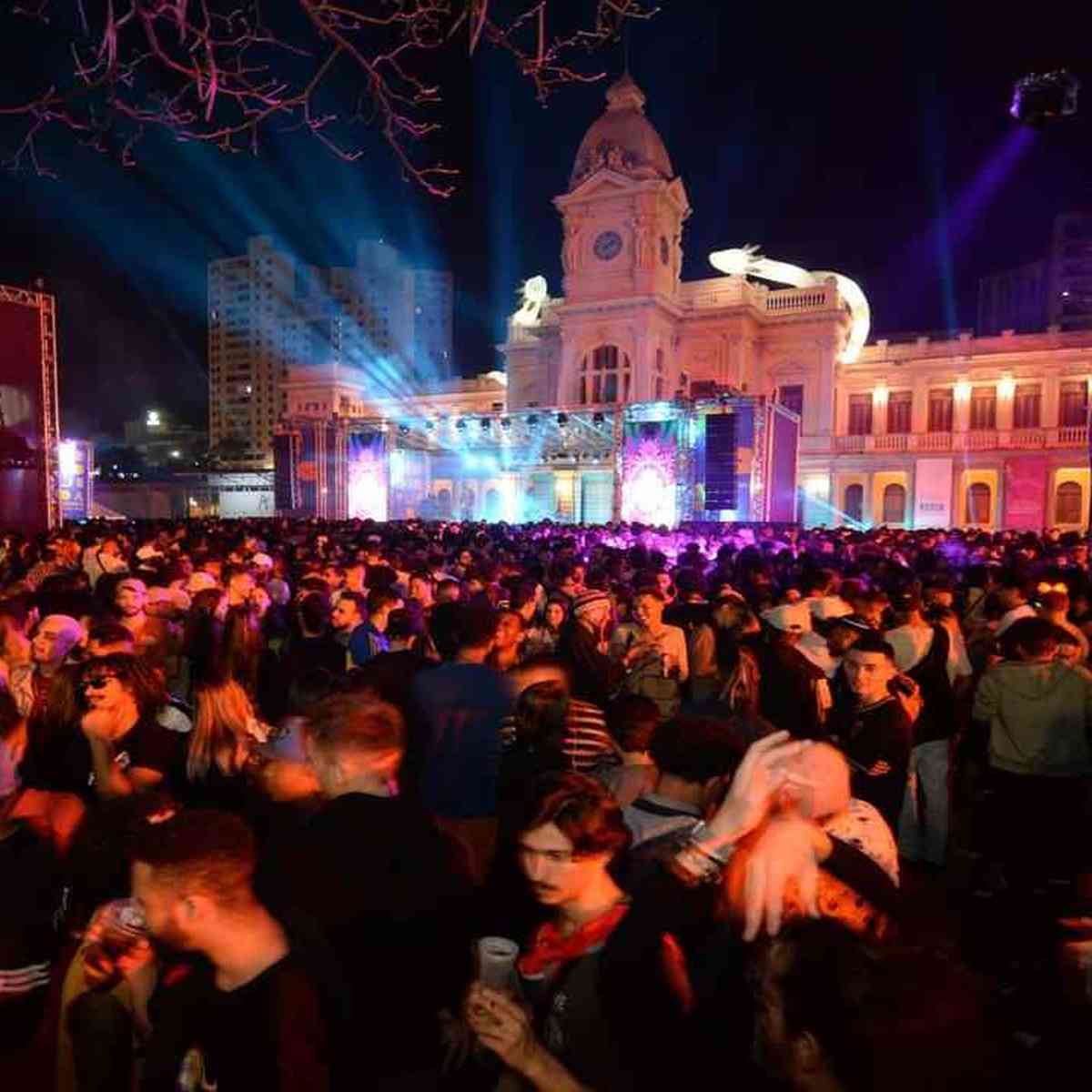 á 0h de domingo'' significa ''de manhã de domingo'' ou ''meia-noite de  sábado'' ?