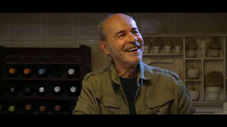 O ator Osmar Prado sorri na cena do curta-metragem 'Um caf e quatro segundos'