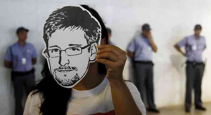 Ativistas fazem manifestao de apoio a Edward Snowden no Itamarati, enquanto entregam petio online feita pedindo que o governo brasileiro oferea asilo poltico ao analista de segurana perseguido pelos EUA(foto: Beto BARATA/AFP)