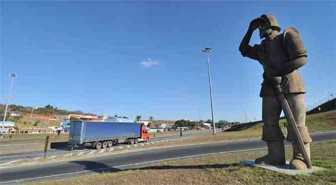 Ferno Dias tambm  lembrado s margens da estrada que leva seu nome, a 392 quilmetros de BH (foto: Leandro Couri/EM/D.A Press )