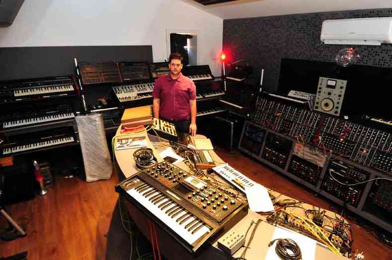 Al Fonseca na Sala Wendy Carlos do estdio New Doors, onde ele guarda sua prpria coleo de sintetizadores