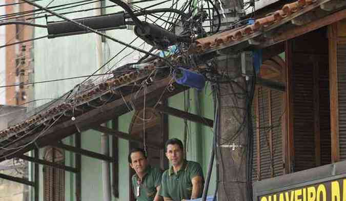 Comerciante Ademar (D) convive com risco na varanda de casa(foto: Juarez Rodrigues/EM/D.A Press)