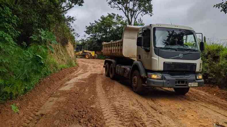 Caminho trabalha para reestabelecer estrada rural em Sapuca-Mirim