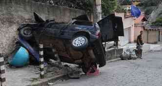 Desgovernado, carro s parou ao atingir o muro. Com o impacto, o veculo ficou destrudo (foto: Beto Novaes/EM/D.A.Press)