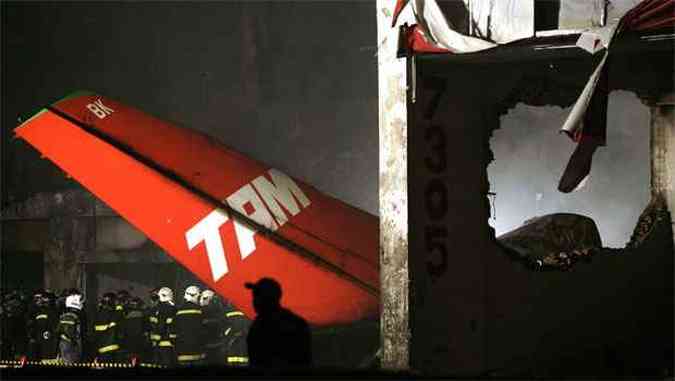 Airbus da TAM saiu da pista e atingiu hangar da companhia durante aterrisagem(foto: AFP PHOTO / ROBERTO SETTON)