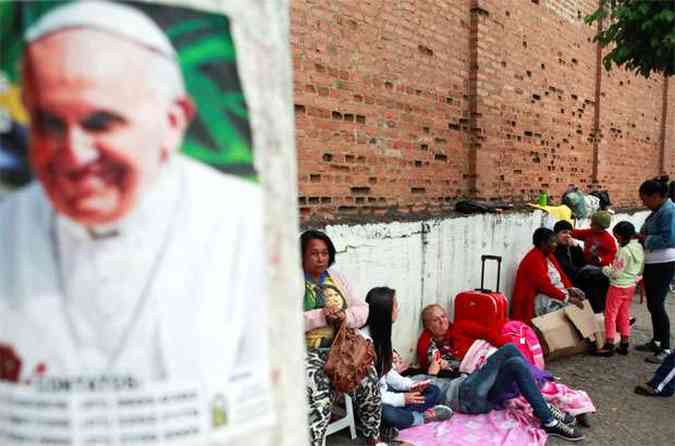 Muitos peregrinos dormiram perto da Baslica de Aparecida(foto: REUTERS/Edison Lopes Jr )